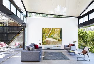 An Edgy Slatted Facade Conceals a Striking Indoor/Outdoor Home in Brisbane - Photo 3 of 11 -