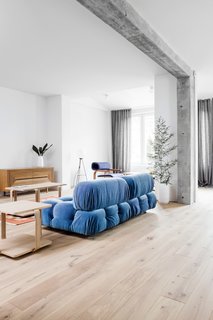 A Family’s Loft in Poland Gets a Minimalist Renovation That’s Both Elegant and Functional - Photo 11 of 12 -