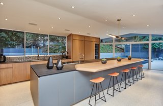 A Hexagonal Midcentury Residence in Southern California Offered at $2.89M - Photo 5 of 9 -