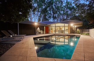 A Hexagonal Midcentury Residence in Southern California Offered at $2.89M - Photo 9 of 9 -