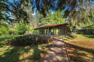A Waterfront Washington Home Designed by a Renowned Spokane Architect Is Listed For $675K - Photo 7 of 10 -