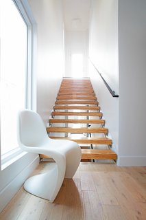 Clad in Cedar and Metal, an Indianapolis Home Gives a Modern Salute to its Traditional Surroundings - Photo 5 of 11 -