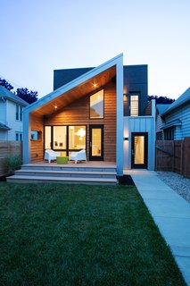 Clad in Cedar and Metal, an Indianapolis Home Gives a Modern Salute to its Traditional Surroundings - Photo 10 of 11 -