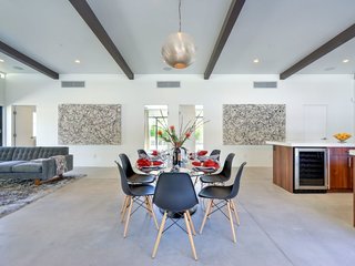 8 Midcentury-Modern Vacation Homes You Can Rent in Palm Springs - Photo 4 of 12 -