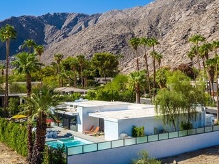 Designed by Palm Springs modernist architect Stan Sackley and set at the foot of a mountain, this 1970s California-style estate in the historic Tennis Club in downtown Palm Springs captures the magic of the city’s indoor/outdoor lifestyle with alfresco dining areas, a large salt water pool, a two-level patio backyard, and rooms with floor-to-ceiling glass sliding doors. 