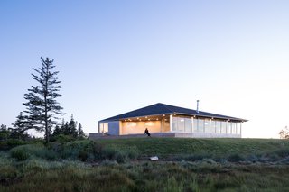 A Vacation Home in Nova Scotia Takes Cues From the Coastal Landscape - Photo 9 of 10 -