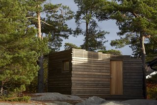 A Tiny Bathhouse on the Norwegian Island of Hankø Made With Sustainable Softwood - Photo 2 of 10 -