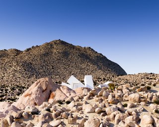 A Film Producer’s Desert Retreat Is a Starburst of Shipping Containers - Photo 2 of 9 -