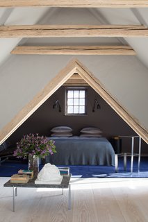 In addition to an ensuite main bedroom, the mezzanine floor sleeps two in a cozy sleeping nook.