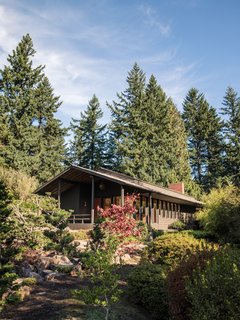 Anthony Belluschi, the son of architect Pietro Belluschi (1899-1994), refurbished his father’s 1938 Sutor House with the help of general contractor Pat Kirkhuff. A top priority for the new owners, Aric Wood and Erin Graham, was to unearth the neglected gardens, which were inspired by Jiro Harada, an authority on Japanese landscaping.