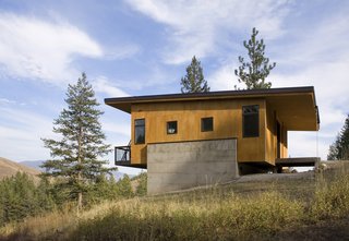 Simple Cabin Embraces Its Mountain Setting