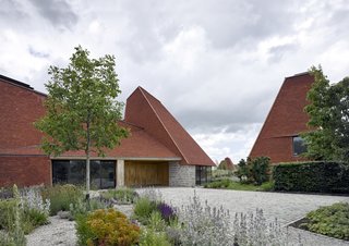 A Modern English Country House Inspired by Local Agricultural Traditions - Photo 4 of 17 -