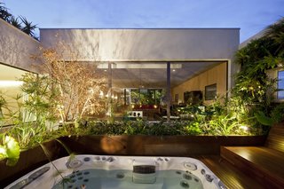 Living Green Walls Bring Jungle Vibes Into a Brazilian Apartment - Photo 4 of 16 -