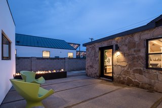 In Arizona, a Modern Cube and Tumbledown 1930s Shack Make an Unlikely Couple - Photo 11 of 12 -