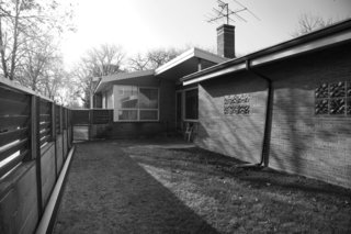 Midcentury Mashup: A 1950s Ranch House in Chicago Gets a Palm Springs-Style Butterfly Roof - Photo 4 of 15 -