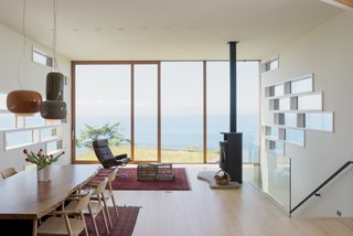 Lift-slide doors by Dynamic Windows allow easy access to planted rooftops that serve as small<br>yards. The staggered rectangular panes, also by Dynamic Windows, reference the home’s multilevel configuration. 