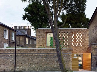 "Funton Old Chelsea Yellow brick with a Flemish-like bond is used to directly pick up on the existing predominant brick style of the older neighboring houses," say the architects. A modest entry courtyard with a tiled floor is tucked just behind the front gate.
