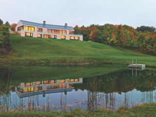 The house is an energy-saving wooden building that integrates the landscape effortlessly. 