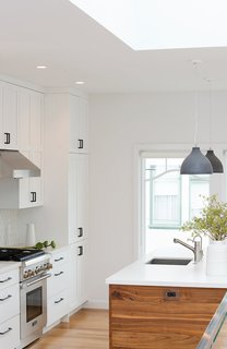 The all-white countertops are easy to maintain, as high-quality quartz can be cleaned with a soft cloth and warm water, and does not easily stain. 
