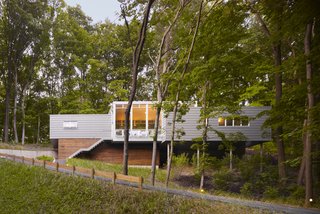The house, which sits on a long, skinny footprint hugging the dune’s steep slope, is made up of three separate sections—two sleeping spaces connected in the middle by a living space. 
