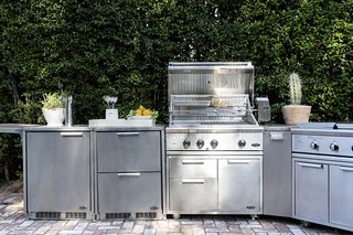 "When we sat down to create the Series 9, we brought a personal love of cooking to the drawing board," says Kevin Dexter, President of Fisher & Paykel, North America. "Anything you’d want to prepare inside, you can do outside."
