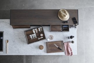The Horizontal Bar Block can be designed into an island or peninsula, and contains accessories for the kitchen. It also acts as a serving surface.