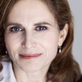 Award-winning architect Cary Bernstein earned a Bachelor of Arts degree in Philosophy and Russian Literature from Dartmouth College, and a Master of Architecture from the Yale School of Architecture. Prior to starting her San Francisco office in 1995, she practiced in New York for six years.