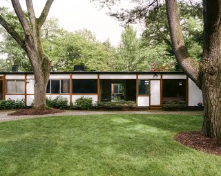 The Luberas didn’t use a general contractor or architect, but they did enlist the counsel of legendary Detroit designer Ruth Adler Schnee, who in 1964 helped Girard plan <br>the color scheme for a streetscape in Columbus, Indiana. Window alignments create long views through the house and atrium.
