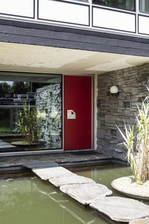 Bluestone slabs float across the reflecting pond, which was inspired by Engels’s travels in Japan. 
