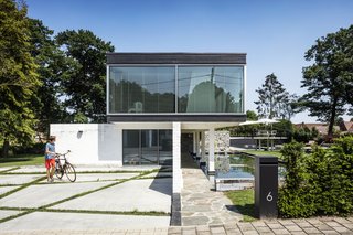 Villa Engels, the home of the esteemed Belgian modernist Lucien Engels (1928–2016), was falling apart when its second owners bought it in 2013. Yet due to its heritage status, any changes they planned would have to be approved by the provincial preservation office. Engels completed the elongated, cantilevered residence in 1958.