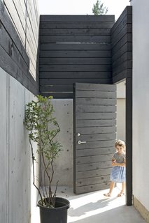 A Low-Key Landscape Gives a Vancouver Family a New Lease on Outdoor Living - Photo 7 of 8 -