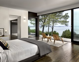 A pair of CH07 chairs by Hans Wegner face a stunning view of the Richmond–San Rafael Bridge. 