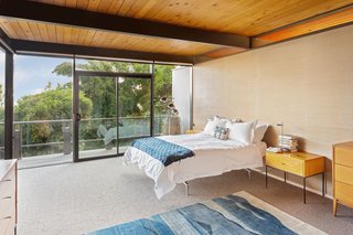 This Post-and-Beam in Pasadena Offers Classic California Living For $2M - Photo 6 of 13 -