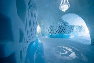 The Icehotel's main hallway.