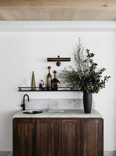 In the open-plan living area, a wet bar facilitates the homeowners’ affinity for entertaining. 