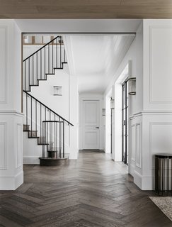 The breezy foyer exemplifies the design team’s commitment to creating an airy, elegant space. 