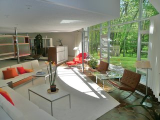 A peek inside Robert E. Schwartz’s Dome Home. Thanks to the open layout and floor-to-ceiling glass windows, natural light seamlessly floods this authentic midcentury modern abode. Along with his own residence, Robert E. Schwartz designed a number of structures throughout the city, including the Community Drug Store and Midland’s United Church of Christ.