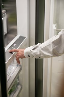 Column Refrigeration gives you true personalization with independent temperature zones. Variable Temperature Zones (VTZ) technology allows you to control and adjust the temperature of separate storage zones independently—all at the touch of a button.