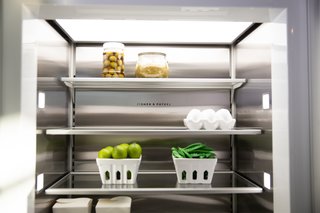Fisher & Paykel’s ActiveSmart™ Foodcare intelligently adjusts airflow to create and maintain a stable and even internal temperature. The combination of sensors and fans that control the inside of the refrigerator allows any stored food to stay fresher for longer periods of time.