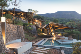 The house is carefully inserted into its hilly site, allowing for pavilions and covered spaces of different types, as well as the vanishing-edge swimming pool.