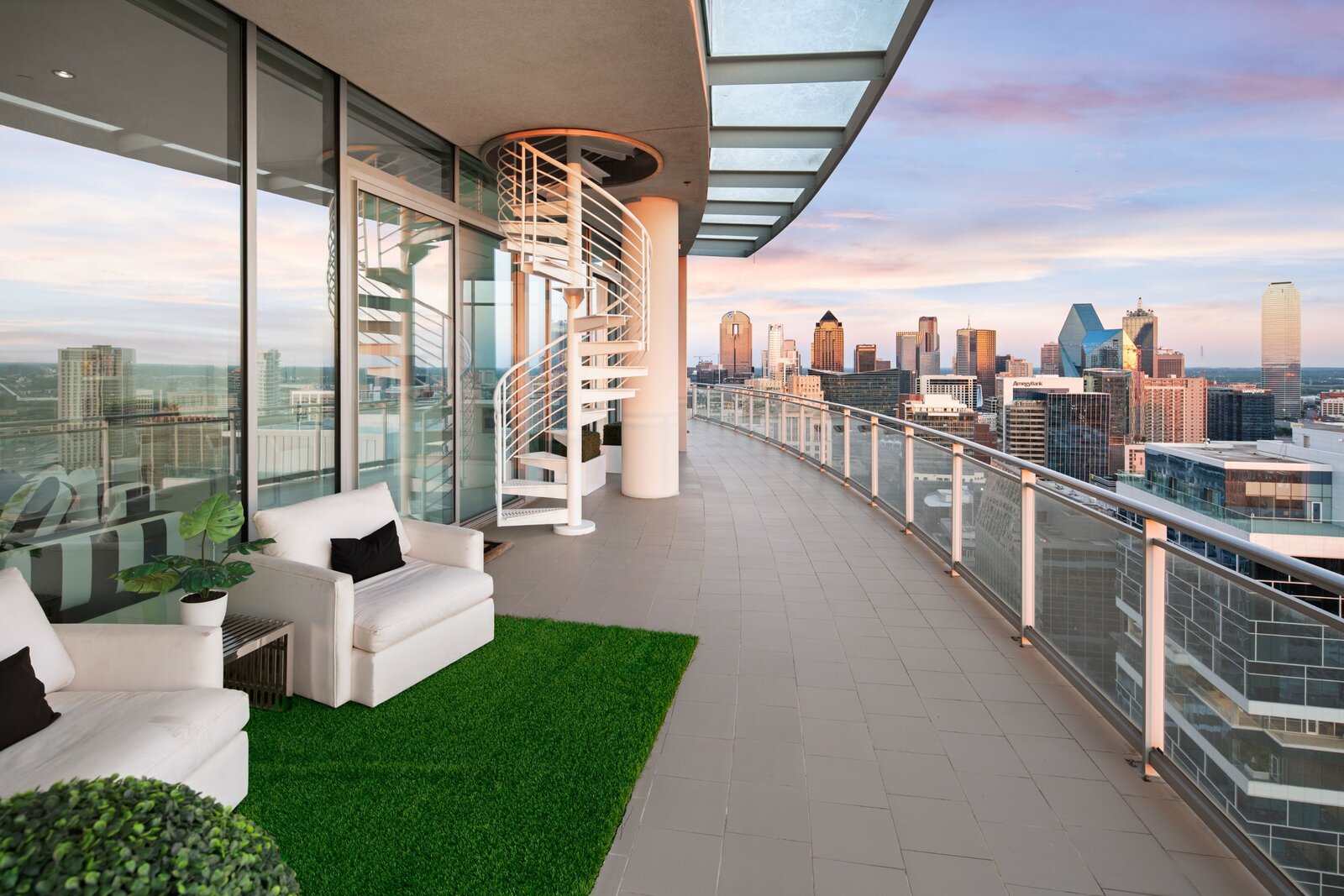 An Indoor/Outdoor Penthouse With Downtown Dallas Views Wants $5.7M - Dwell