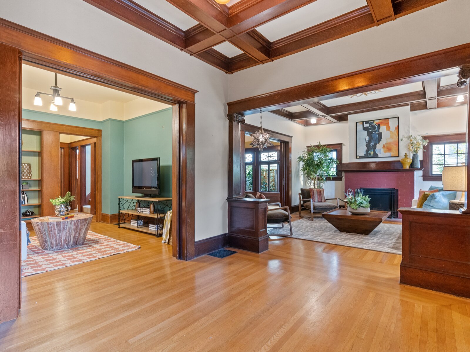 Photo 2 of 31 in A Craftsman Built in 1900 Just Hit the Market for $1 ...