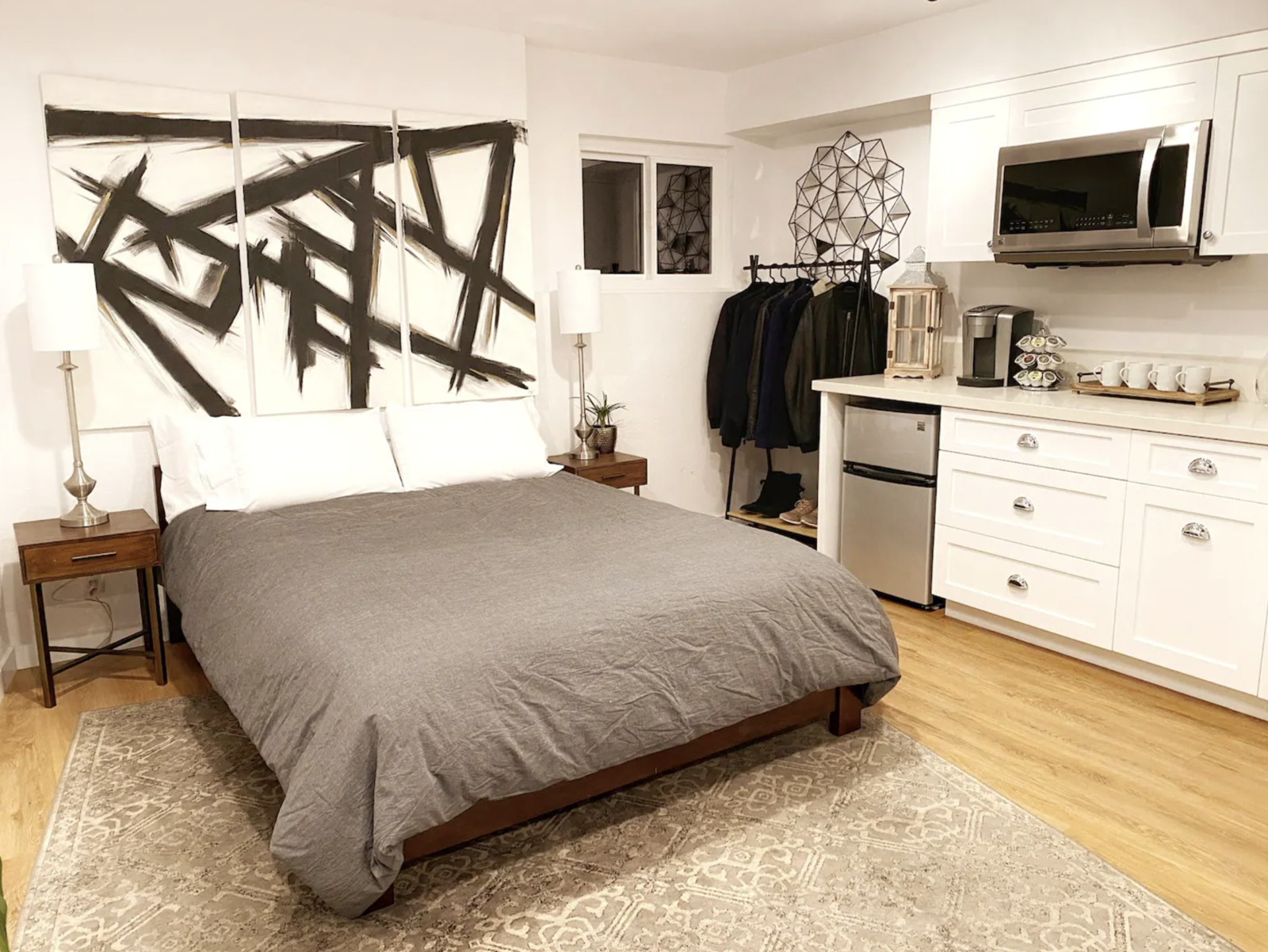 Photo 7 of 9 in A Cool Laurel Canyon Hideaway Comes With a Private ...