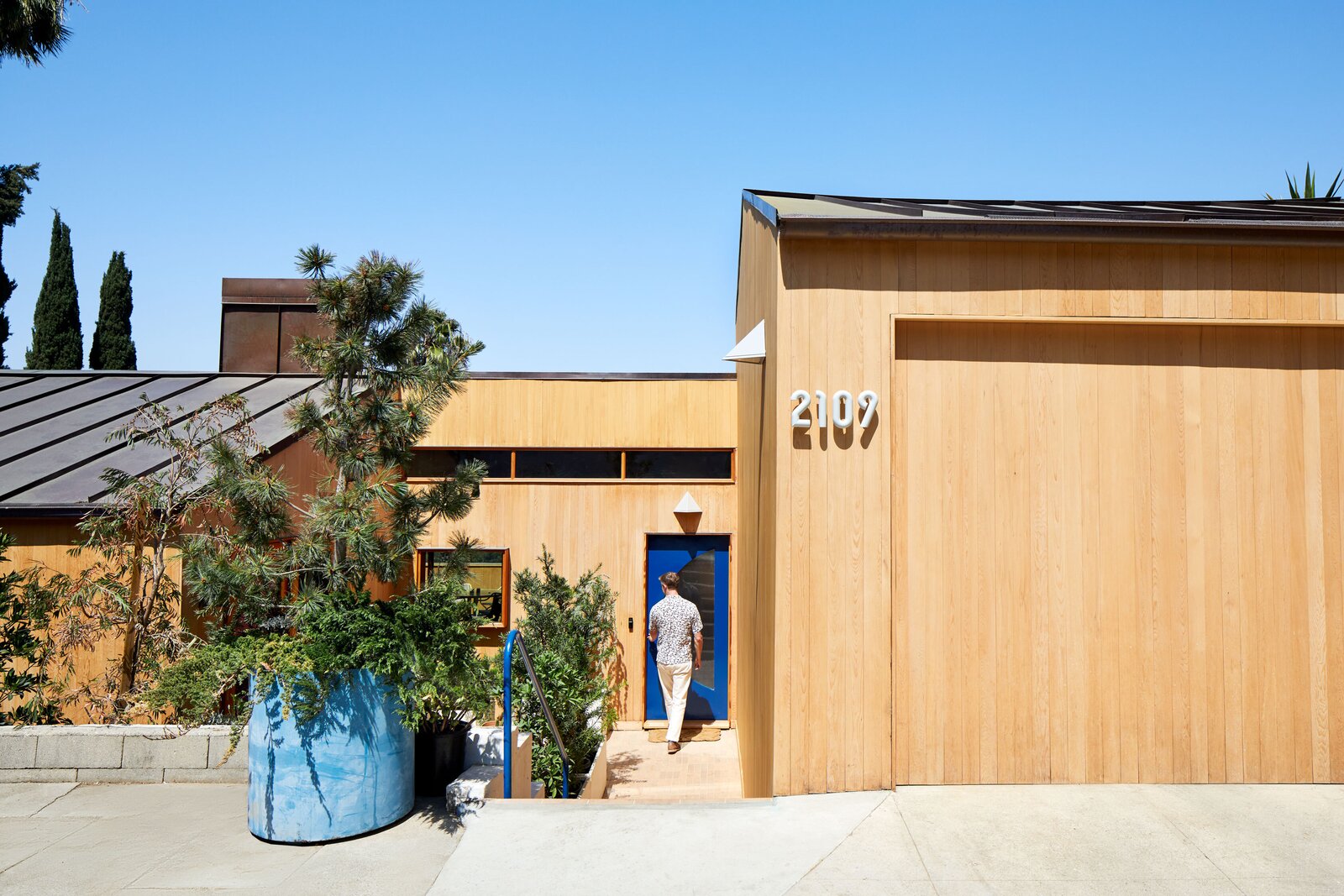 A Los Angeles Musician’s Shed-Roofed Home Gets a Pitch-Perfect ...