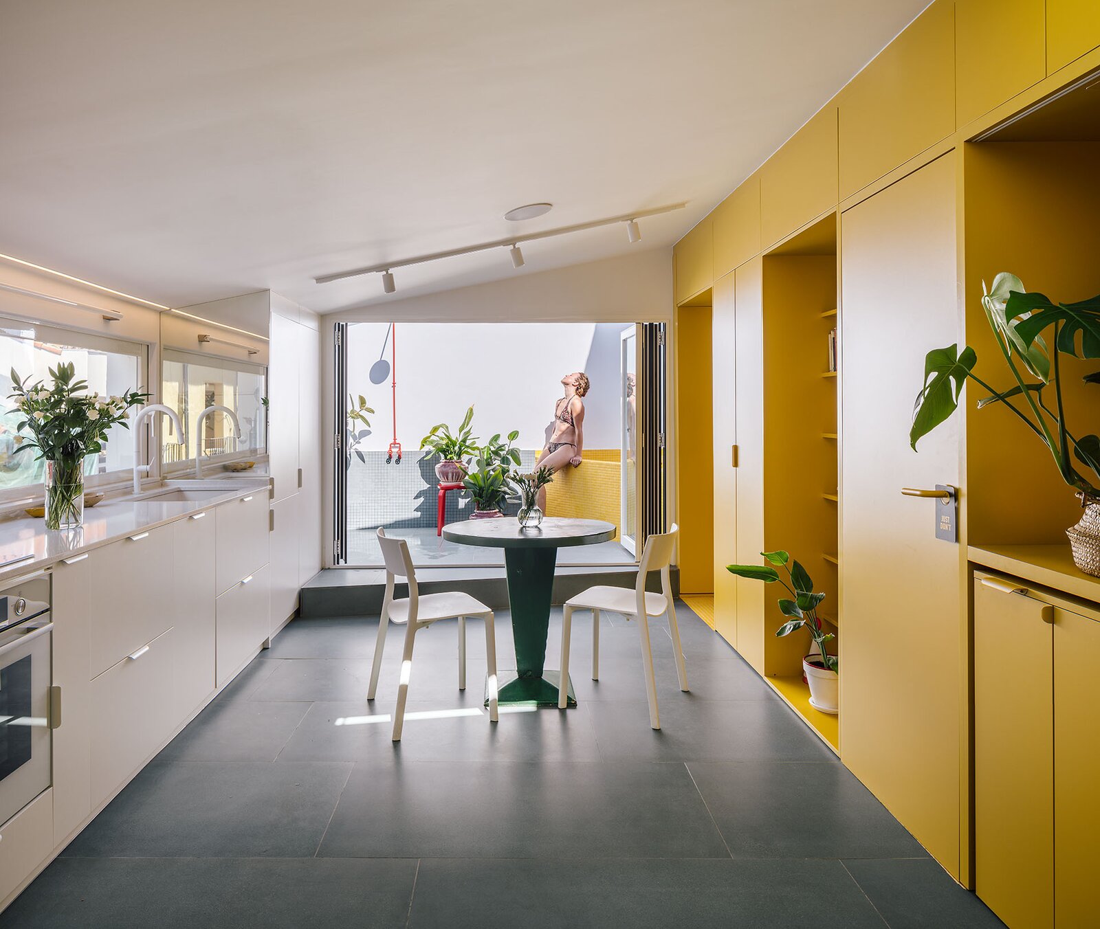 Photo 19 of 21 in This 506-Square-Foot Apartment Lives Large With ...