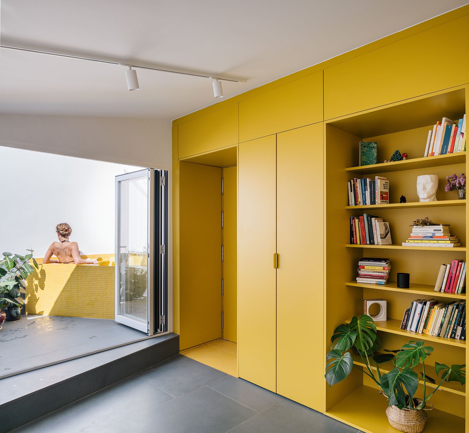 Photo 9 of 21 in This 506-Square-Foot Apartment Lives Large With Cheery ...