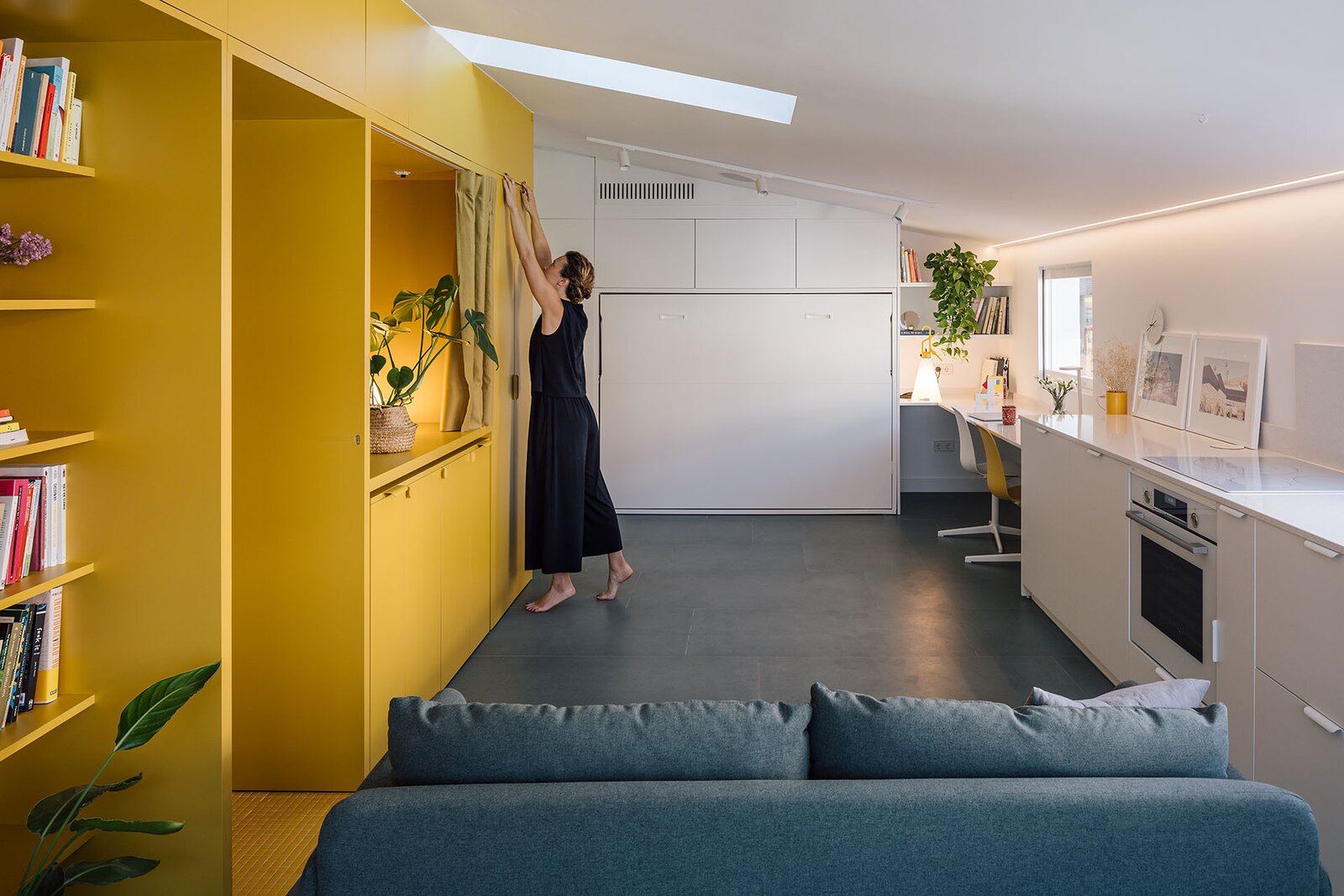 Photo 11 of 21 in This 506-Square-Foot Apartment Lives Large With ...