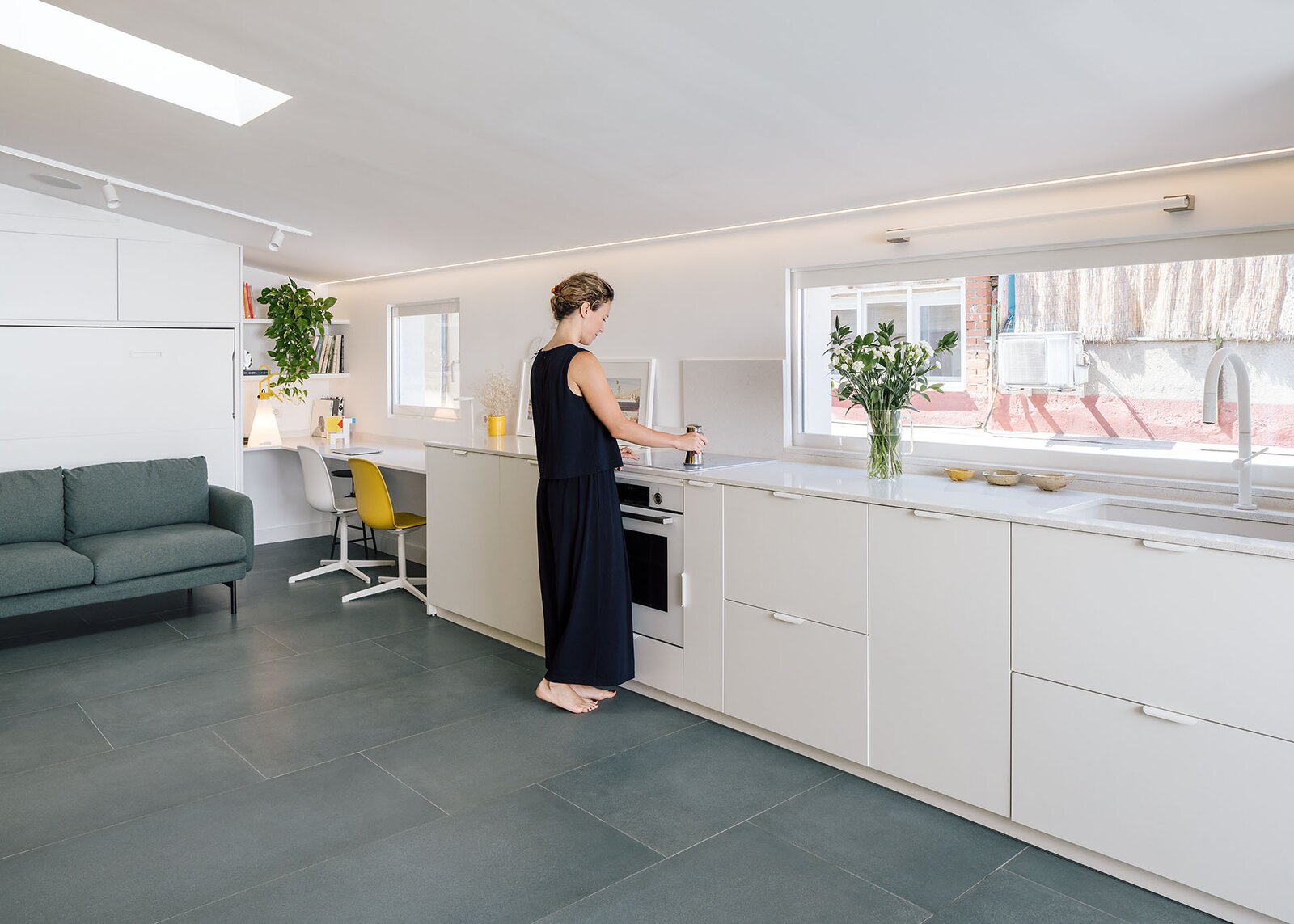 Photo 12 of 21 in This 506-Square-Foot Apartment Lives Large With ...