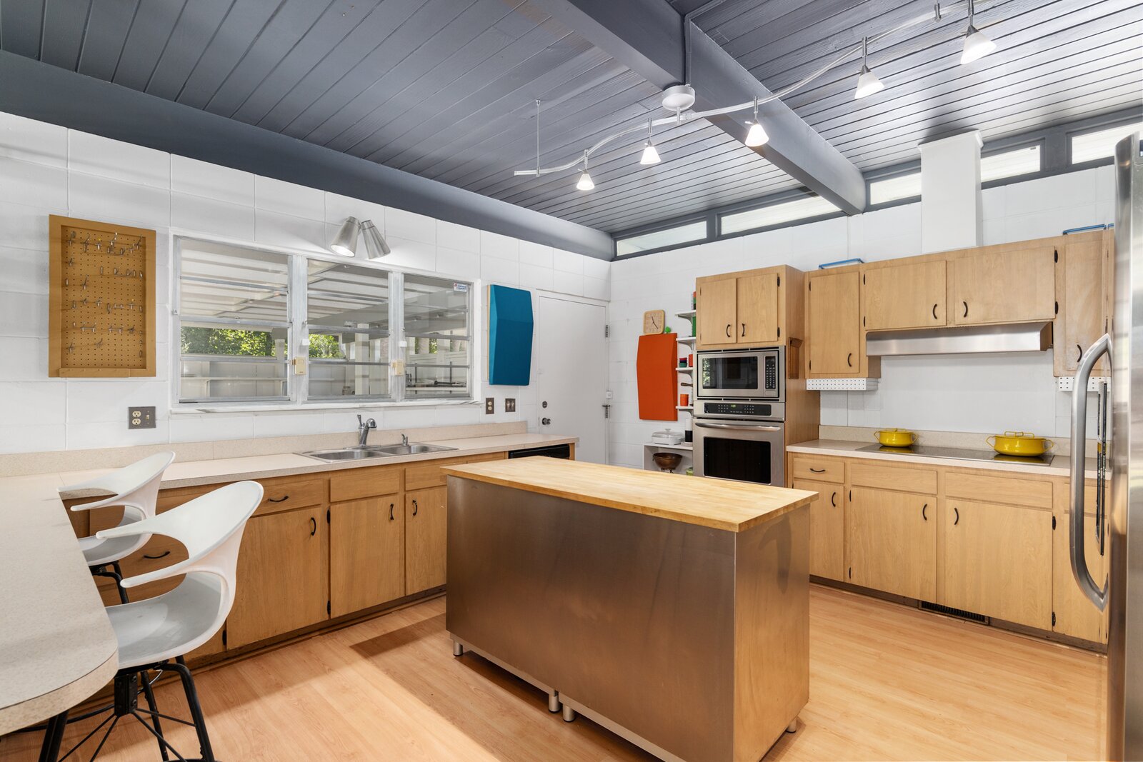 photo-4-of-10-in-in-florida-a-massive-midcentury-home-hits-the-market