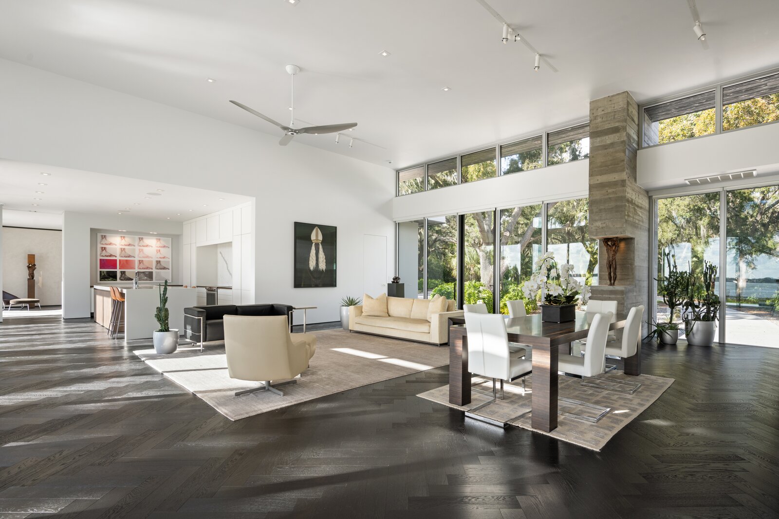Photo 2 of 8 in It’s Always Summer at This $3.7M Minimalist Home in ...